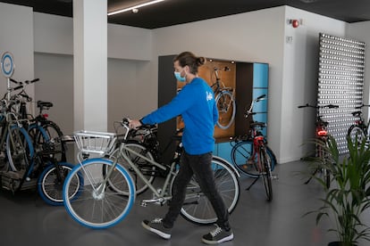 Local de la empresa de bicicletas de alquiler para uso personal Swapfiets en Barcelona.