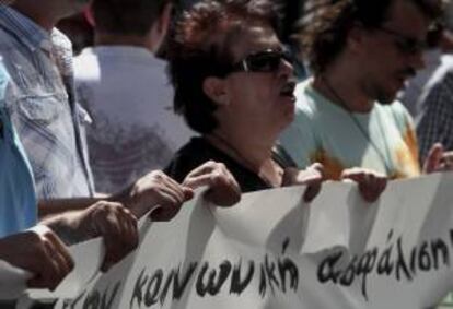 Trabajadores de la agencia nacional de empleo protestan a las puertas del Ministerio de Reformas Administrativas en Atenas (Grecia). EFE/Archivo