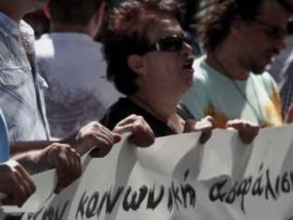 Trabajadores de la agencia nacional de empleo protestan a las puertas del Ministerio de Reformas Administrativas en Atenas (Grecia). EFE/Archivo