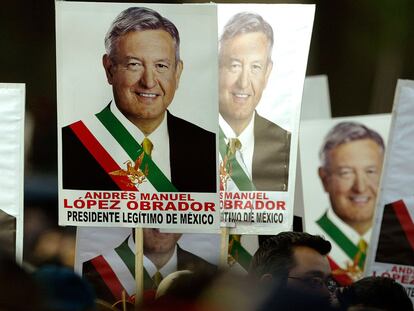 Un grupo de personas con carteles de Andrés Manuel López Obrador.
