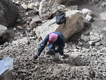 Una investigadora del INAH durante una excavación en la cueva de La Morita II, en Nuevo León, en una imagen de archivo.