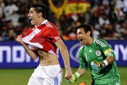 Cardozo y Justo Villar celebran el triunfo de Paraguay.