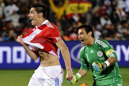 Cardozo y Justo Villar celebran el triunfo de Paraguay.