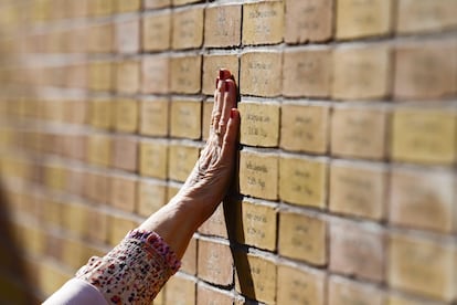 Una mujer toca el memorial del Holocausto durante su inauguración este domingo en Ámsterdam (Holanda).