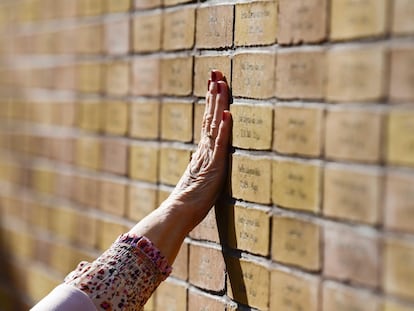 Una mujer toca el memorial del Holocausto durante su inauguración este domingo en Ámsterdam (Holanda).