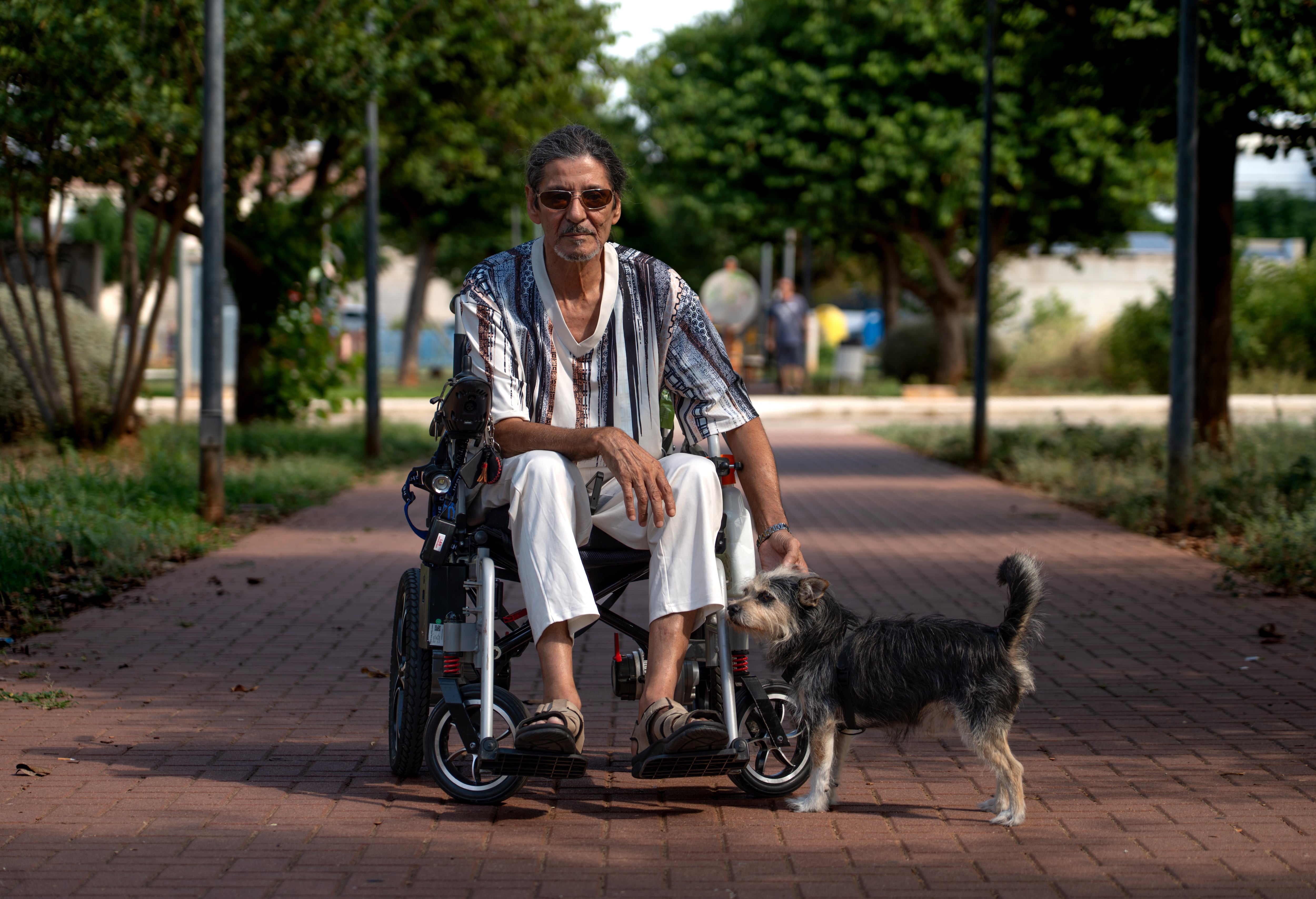 Álvaro del Cristo Godoy, junto a su perro Black, en un parque cercano a su casa en Villalonga. 
