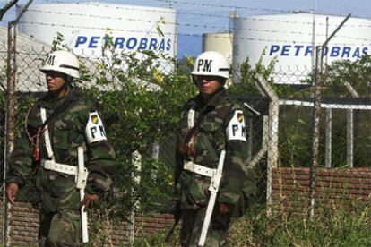 Dos soldados bolivianos resguardan las instalaciones de la refinería Petrobras en la ciudad de Santa Cruz.