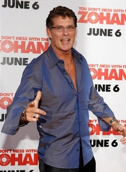 De vigilante de la playa a "salchicha peleona", David Hasselhoff será uno de los protagonistas de la segunda parte de <i>Beverly Hills Ninja</i> el esperpéntico film que hace más de diez años protagonizó Chris Farley (quien murió de una sobredosis tras el estreno de la película) y que parodiaba una saga de artes marciales que estaba muy de moda a finales de los ochenta, <i>El guerrero americano</i> (<i>American Ninja</i>). En nuestro país la película se lanzó bajo el título de <i>La salchicha peleona</i>. Junto a Hasselhoff trabajarán Lucas Grabeel (<i>School Musical'</i>) y la modelo taiwanesa Lin Chiling. El rodaje comenzará en la isla de Jeju (Corea del Sur) el próximo 6 de octubre.