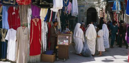 Comerciantes de ropa en T&uacute;nez.