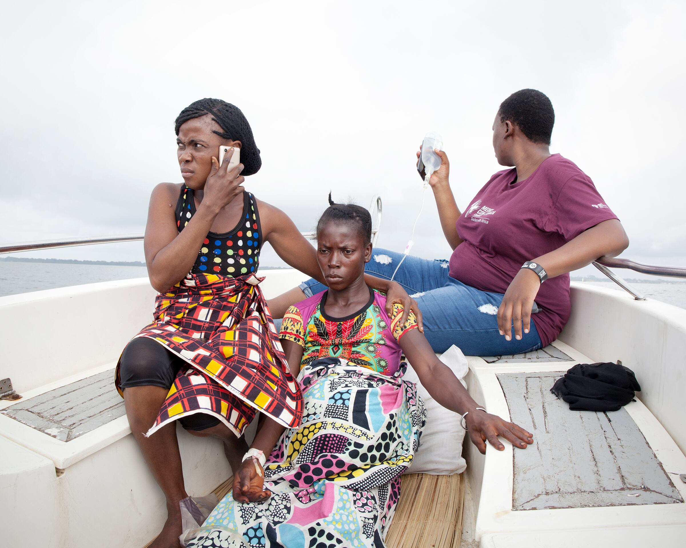 Distrito de Bonthe (Sierra Leona). Una operación de rescate para transportar a una mujer llamada Kadi desde el centro de salud periférico en la aldea de Bendu al hospital de Bonthe. Kadi tiene un parto complicado y no está lo suficientemente dilatado para dar a luz de forma natural.