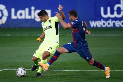 Luis Suárez trata de rematar ante Pedro López.