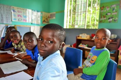 Mohammed vive en una escuela para sordos donde estudia con otros niños que han sobrevivido al ébola. Es especialmente duro porque en este país se creía que cuando alguien pierde la audición es porque un demonio se ha metido en su cuerpo. En la escuela les enseñan no sólo matemáticas, lectura y ciencias sociales, sino también oficios como los de costurero, cocinero o carpintero.