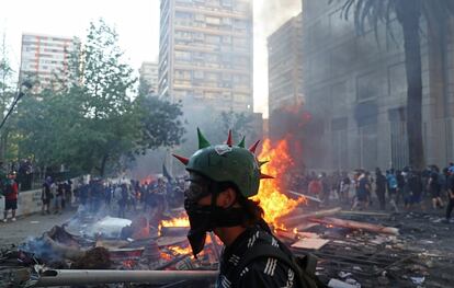 En la zona sur de la capital chilena, en Puente Alto, una estación de metro fue quemada.