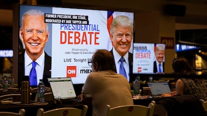 Dos periodistas trabajan en la sala de prensa del Pabellón McCamish, donde se celebró el primer debate entre el presidente Biden y su rival, Donald Trump, en Atlanta, Georgia.