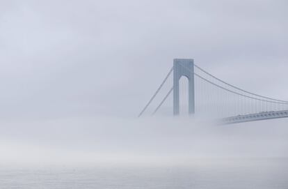 El puente de Verrazano-Narrows parcialmente oculta por la niebla en Nueva York.