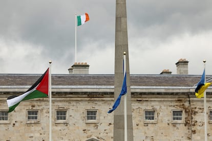 La banderas palestina, de la UE, ucrania e irlandesa ondean después de que Irlanda ha anunciado que reconocerá al Estado palestino, este martes en Dublín. 