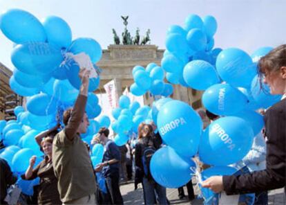 Varios berlineses sueltan globos con el lema <i>Europa</i> en la puerta de Brandeburgo.