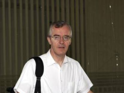 El representante del Fondo Monetario Internacional (FMI) Bob Traa, a su llegada al Ministerio de Finanzas para su reunión con el ministro de Finanzas griego, Yannis Stournaras, en Atenas (Grecia), el 8 de julio de 2012. EFE/Archivo