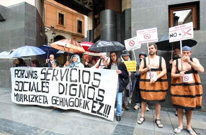 Protesta contra los recortes sociales ante la sede central del PNV, en Bilbao.