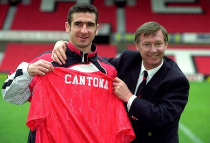 Alex Ferguson posa con Éric Cantona en 1992, año en el que el jugador fichó por el Manchester United y en el que permaneció hasta 1997, cuando se retiró definitivamente del fútbol.