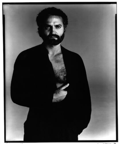 <p>Gianni Versace nació en Calabria (Italia) el 2 de diciembre de 1946. Su pasión por la moda la heredó de su madre, a quien ayudaba desde que era un niño a encontrar piedras preciosas e hilos para bordar en vestidos. Aunque inició los estudios de Arquitectura, a los 25 años decidió seguir su vocación y se marchó a Milán para iniciar su carrera en la industria. </p> <br> <p> <p>Desde que presentara su primera colección en 1974, su ascenso siempre fue acompañado del éxito. Hasta convertirse en uno de los diseñadores más admirados por la industria, ser uno de los causantes de relanzar la moda italiana y en uno de los creadores mejor relacionados con modelos, actrices y cantantes. Una firma representada por la cabeza de la diosa Medusa —en la que Donatella aterrizaría en 1977— como símbolo de opulencia y que siempre se ha mantenido fiel a las ideas del diseñador: prendas coloridas, atrevidas, sensuales y con un punto de barroco. </p> <br> <p> <p>En la imagen, el diseñador fotografiado en 1986 por Richard Avedon.</p> <br> <p>