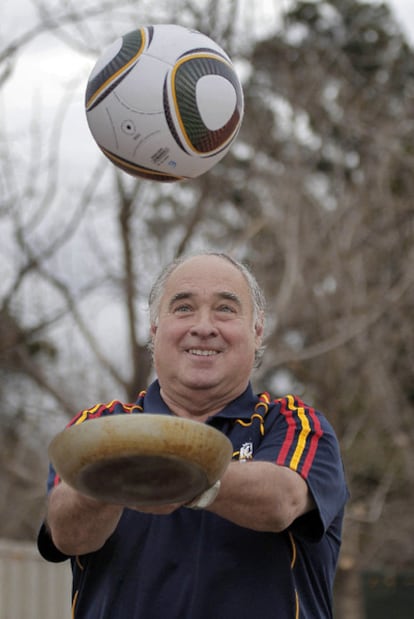 Arbizu, con dos de sus pasiones, la sartén y el balón.