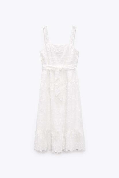 En Zara encontramos este delicado vestido, con el escote recto, la falda con vuelo y lleno de bordados, desde los tirantes al bajo. No puede ser más bonito. 39,95 €