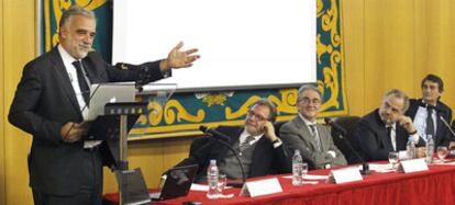 Luis Moreno-Ocampo, a la izquierda, junto a Juan Luis Cebrián, consejero delegado de PRISA; José María Sanz, rector de la Universidad Autónoma de Madrid; Ignacio Polanco, presidente de la Fundación Santillana, y Fernando Molina, decano de la Facultad de Derecho de la UAM.