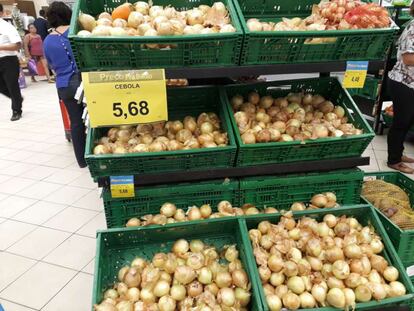 Em um supermercado na zona oeste do Recife, o tomate e a batata acabaram na manhã de quinta-feira. Já a cebola desde a quinta-feira teve o preço remarcado, disse um funcionário.