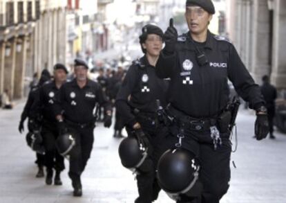 Varios policías municipales se dirigen a la plaza Mayor para desalojar a los acampados.