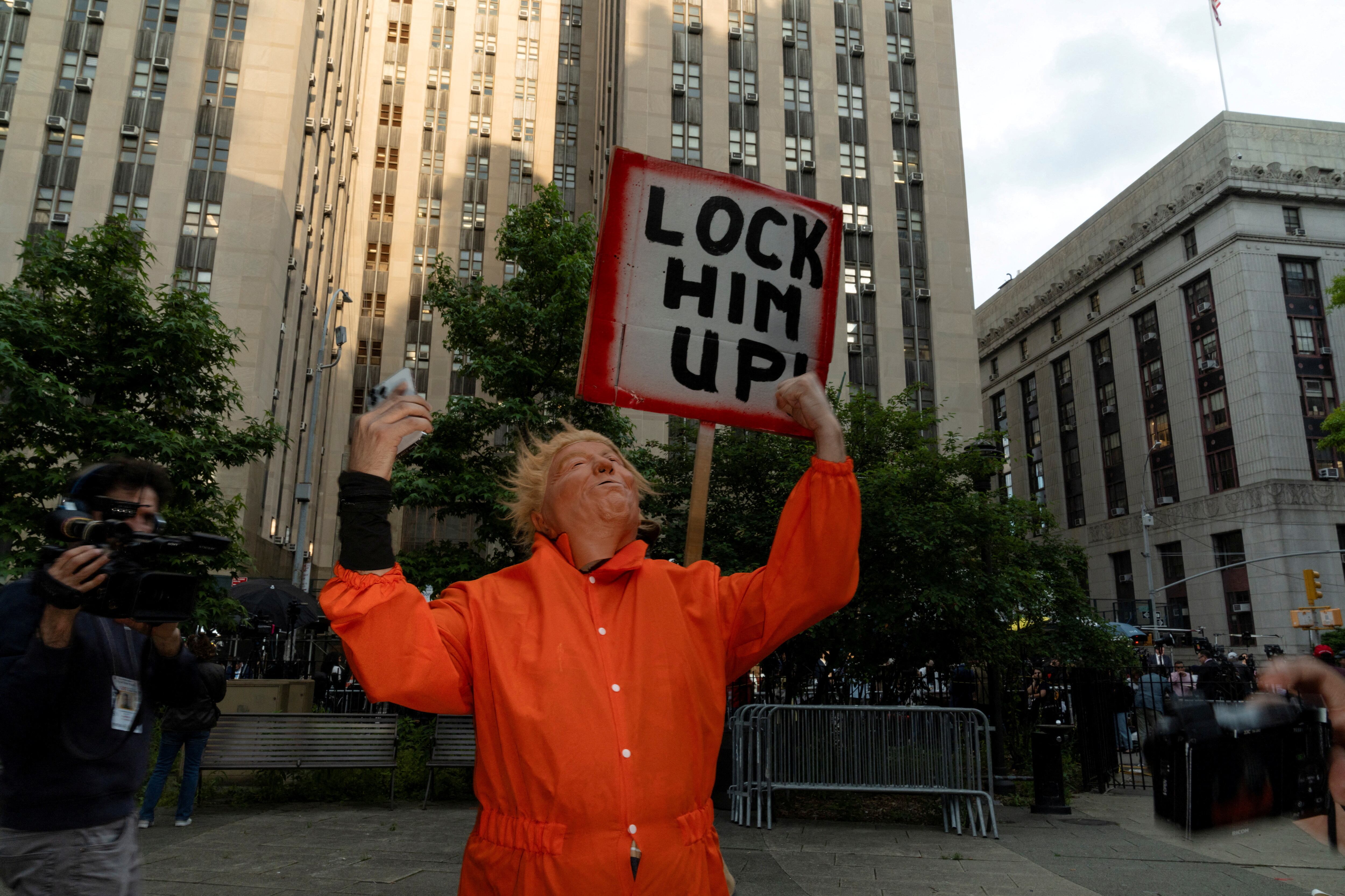 Un imitador de Donald Trump con disfraz de presidiario celebra el veredicto, este jueves a las puertas del juzgado en Nueva York.
