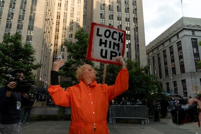 Un imitador de Donald Trump con disfraz de presidiario celebra el veredicto, este jueves a las puertas del juzgado en Nueva York.