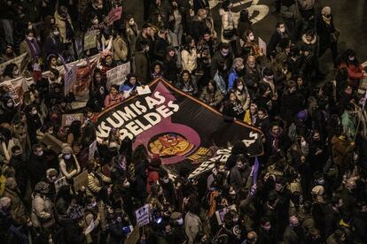 Cientos de mujeres participan este martes en Madrid en una marcha con motivo del Día Internacional de la Mujer. En una veintena de ciudades, incluida la capital, había dos convocatorias separadas, la oficial, de las organizaciones habituales, y otra de las feministas que consideran que la abolición de la prostitución debe ser uno de los ejes centrales de las reivindicaciones.