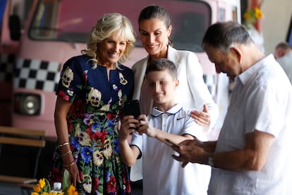 Doña Letizia y Jill Biden se han fotografiado con trabajadores y refugiados del centro de Pozuelo de Alarcón. También han mantenido una charla con los responsables de algunas de las ONG que asisten a los refugiados, entre ellas, Acnur, Cruz Roja o Unicef.