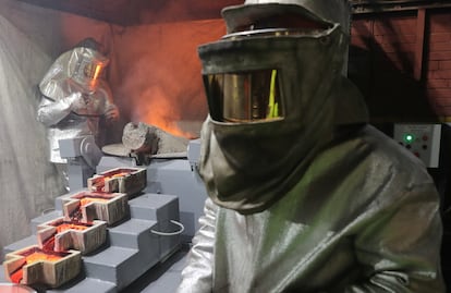 Fundidores operan un horno de inducción durante la producción de barras de oro en una planta de oro Varvarinskoye en la región de Kostanay, Kazajistán, 16 de abril de 2025.