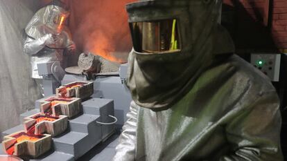 Fundidores operan un horno de inducción durante la producción de barras de oro en una planta de oro Varvarinskoye en la región de Kostanay, Kazajistán, 16 de abril de 2025.