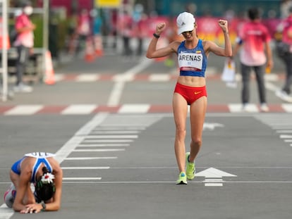 La colombiana Sandra Arenas celebra al cruzar en segundo lugar la meta de la marcha olímpica. La italiana Antonella Palmisano, medalla de oro, descansa en el suelo tras acabar la prueba de 20 kilómetros.
