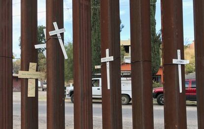 Cruces en Nogales (M&eacute;xico) en memoria por los muertos en su viaje ilegal a EEUU.