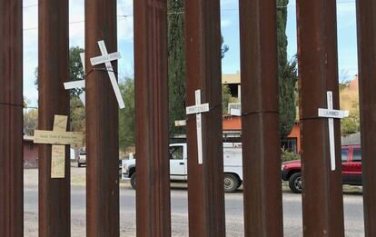 Cruces en Nogales (México) en memoria por los muertos en su viaje ilegal a EEUU.