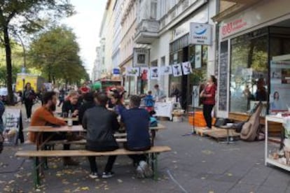 Concierto en la terraza del supermecado ecológico Original Unverpackt, en el barrio berlinés de Kreuzberg.