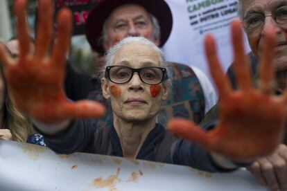 La actriz brasileña Sonia Braga muestra sus manos pintadas de rojo, representando sangre, durante una protesta en defensa del Amazonas en Río de Janeiro (Brasil). Expertos de la agencia de monitoreo satelital del país señalan que la mayoría de los incendios son provocados por agricultores o ganaderos que limpian las tierras agrícolas existentes y que ha habido un fuerte aumento de la deforestación este año.