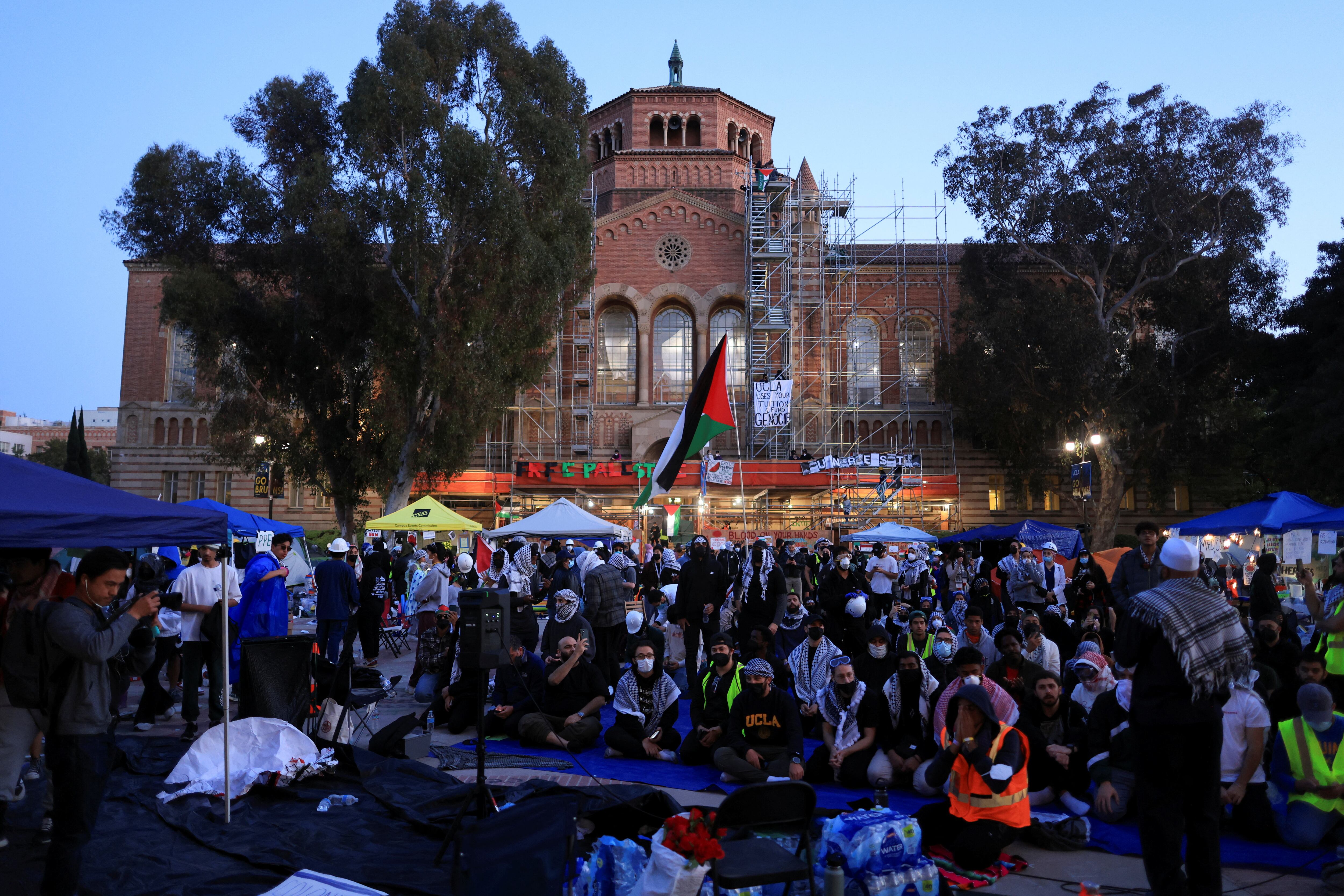 Los manifestantes se reúnen al interior del campamento pro Palestina, este 1 de mayo por la tarde.