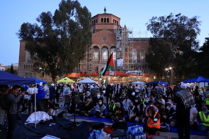 Manifestantes se reúnen al interior del campamento pro-Palestina, este 1 de mayo por la tarde.