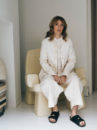 La diseñadora Faye Toogoog posa en la silla Fudge, creada por su estudio en 2020 y confeccionada con fibra de vidrio.