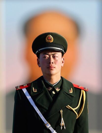 Un policía militar hace guardia en la plaza deTiananmen durante la sesión del Congreso nacional del Pueblo en Pekín (China).