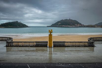 No son el imprescindible Peine del viento ni el parque de esculturas al aire libre de Chillida-Leku (y el imponente
caserío de piedra que acoge sus obras de pequeño formato) los únicos mojones en la cartografía donostiarra del escultor y dibujante. Arrancando desde el Peine y tras escuchar el viento traspasando los agujeros en el granito, recibir el salitre en la cara y dar un paseo por sus aledaños (el proyecto arquitectónico de Peña Ganchegui está sin duda a la altura de los solitarios hierros oxidados de Chillida), el paseante dejará atrás la playa de Ondarreta y se encontrará con el Pico del Loro, un pequeño promontorio de roca que separa Ondarreta de La Concha. Sobre él, mirando a la bahía, se encuentra Abrazo, la escultura en acero que Chillida ejecutó en 1994 como homenaje a su amigo el pintor donostiarra Rafael Ruiz Balerdi, fallecido dos años antes. Ruiz Balerdi había integrado en 1966, junto a Chillida, Oteiza, Sistiaga, Mendiburu, Zumeta, Arias y Basterretxea, el grupo artístico Gaur, uno de los símbolos culturales de oposición al franquismo en el País Vasco.
Apenas 200 metros después, ya en un amplio balcón que se abre al mar en pleno paseo de Miraconcha, surge el Homenaje a Fleming, escultura en granito de 1955. Chillida la realizó tras aceptar el encargo del Ayuntamiento de San Sebastián. La obra fue instalada originalmente en los jardines del paseo de Ategorrieta, para después ser trasladada, primero, a las inmediaciones del monte Urgull y, después, a los jardines del Hospital del Tórax. Finalmente quedó instalada en su emplazamiento actual de La Concha en el verano de 1991.

En la imagen, Homenaje a Fleming (granito, 1955), situada ante la playa de La Concha.