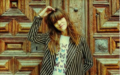 Ana Fernández-Villaverde frente a una puerta de una de las calles del centro de Madrid.