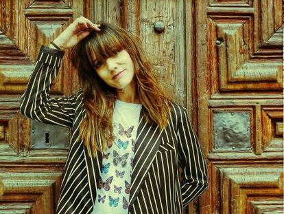 Ana Fern&aacute;ndez-Villaverde frente a una puerta de una de las calles del centro de Madrid. 