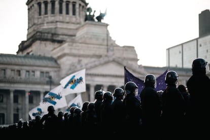 Policías vigilan a las manifestantes de la protesta 'Ni una menos', el 3 de junio.