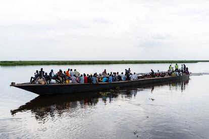 La mayoría de los refugiados sudaneses y los sursudaneses que buscaron refugio en su día en Sudán y ahora vuelven a su país, salen desde el puerto de Renk y continúan el viaje río arriba (Nilo Blanco) hacia la ciudad de Malakal, en el interior del país. Este tránsito de 320 kilómetros, que realizan en barcazas con las escasas pertenencias que pudieron llevar consigo en la huida, dura dos días. 